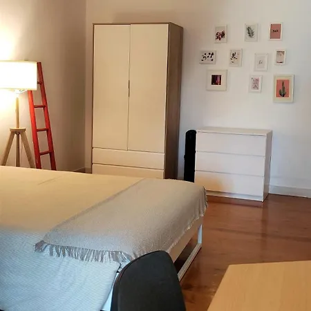 شقة With 03 Bedrooms In Old Building In Lisbon, In Bairro Alto *